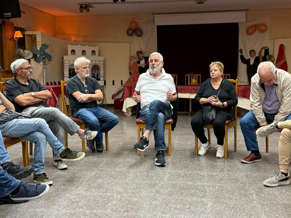 El MP25M reunió a pymes, cooperativas y científicos en Comuna 4 para impulsar una Ciudad Productiva. Descubre cómo trabajadores, empresarios y políticos buscan reactivar la economía local.