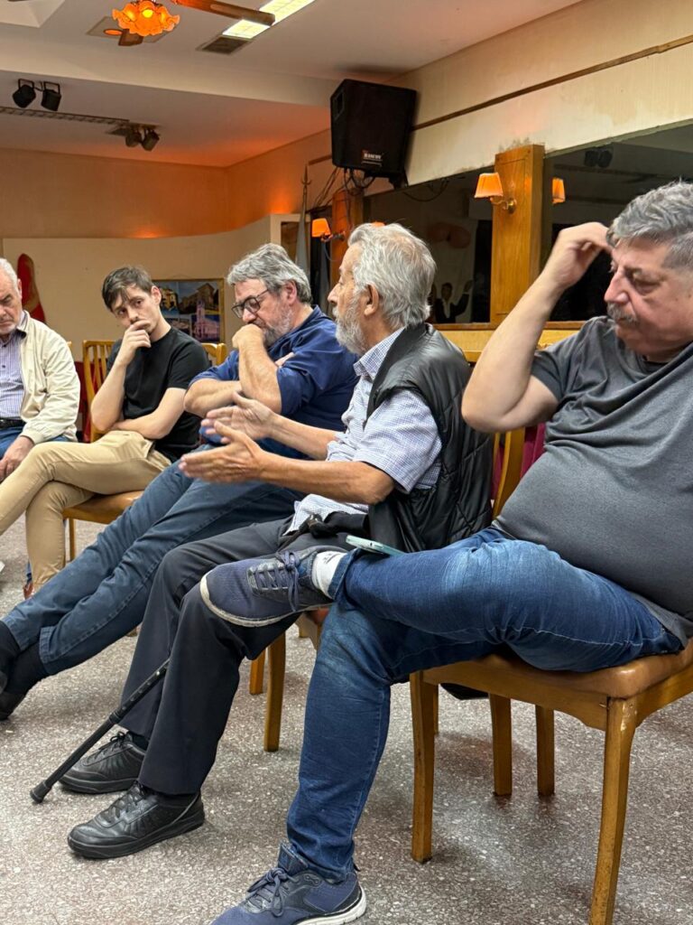 El MP25M reunió a pymes, cooperativas y científicos en Comuna 4 para impulsar una Ciudad Productiva. Descubre cómo trabajadores, empresarios y políticos buscan reactivar la economía local.