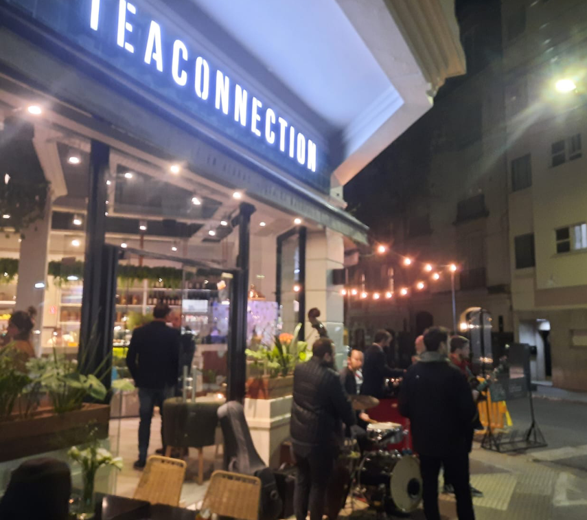 📰Julieta Pignanelli, la mujer detrás de Tea Connection y el Movimiento Productivo 25 de Mayo 2 Tea Connection, un concepto pionero de gastronomía saludable que nació en Recoleta, en la esquina de Uriburu y Pacheco de Melo. “Buscábamos algo más que vender té. Queríamos generar encuentros, comer bien y disfrutar del ritual de compartir”, recuerda.