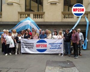 Nodo MP25M Santa Fe junto a companerxs de distintos Nodos en el Gazebo de los Viernes para la Defensa de Personas Mayores