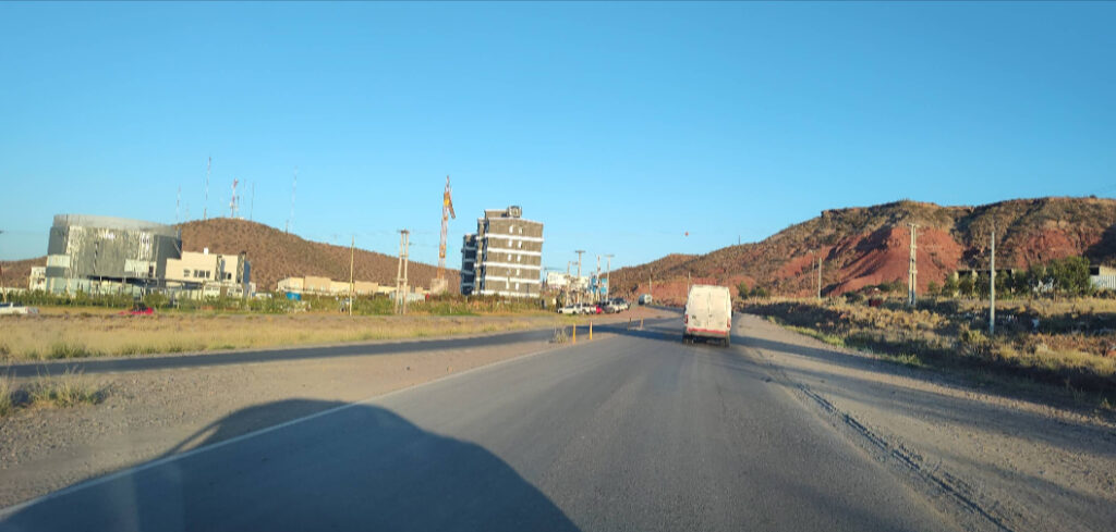 Vaca Muerta no es solo ladrillos: Dápelo (MP25M) advierte que Añelo y todo el corredor energético necesitan planificación territorial, no solo inversión inmobiliaria 2 Luis Alberto Dápelo (MP25M) analiza el boom inmobiliario de Añelo y el corredor de Vaca Muerta: infraestructura, servicios y planificación territorial para un desarrollo regional sostenible.